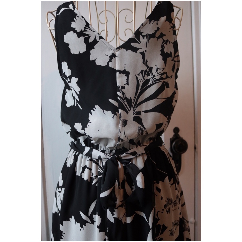 Express | Black & White Floral Dress | Pockets! - Picture 6 of 7